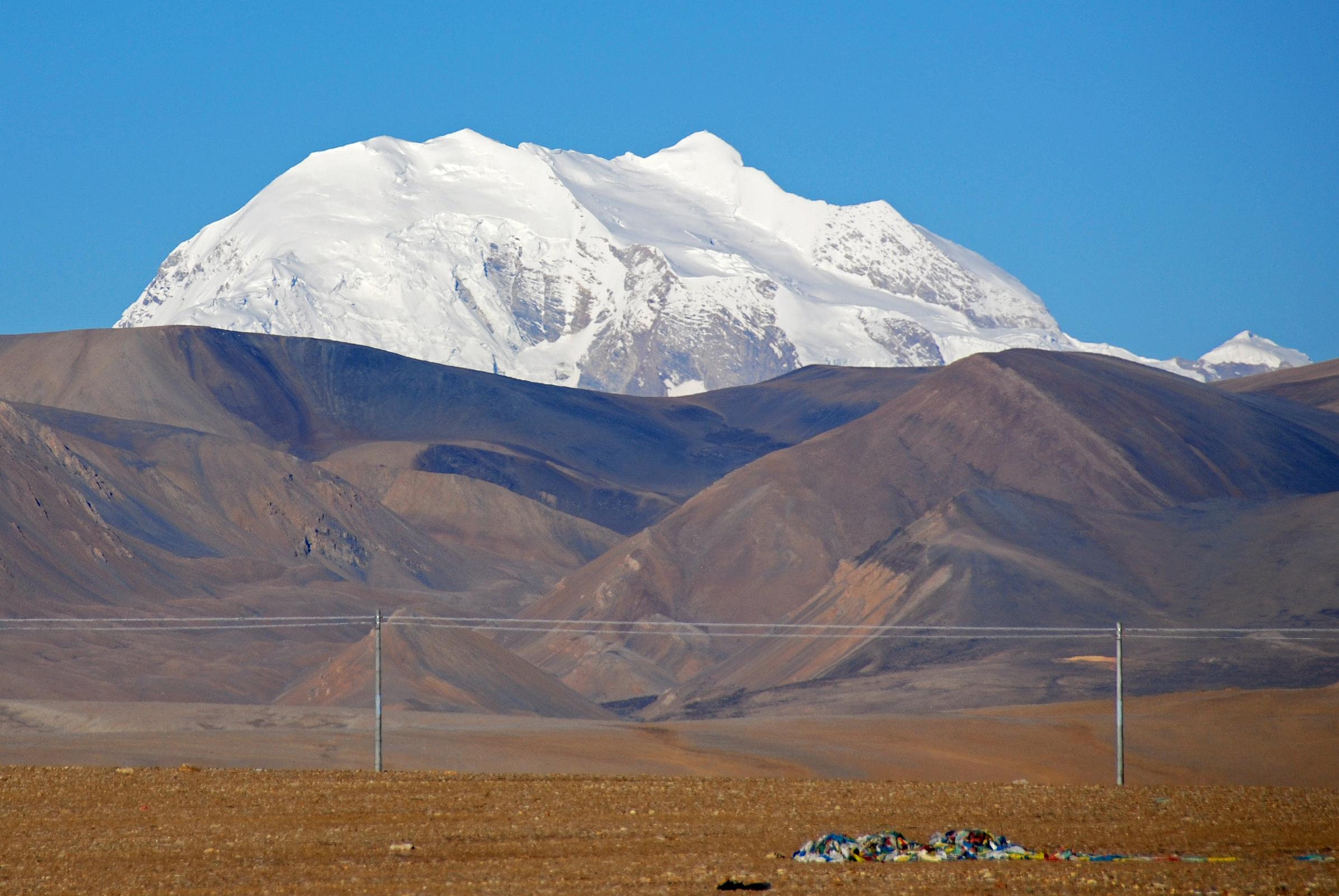 11 Gang Benchen From Tong La The large mountain to the north west of Shishapangma is Gang Benchen with heights variously given as 7281m, 7295m or 7299m.